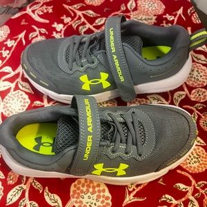 UA BOYS youth size 1.5 shoes. Imperfect